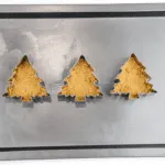 These individual Christmas Tree Cheesecakes are so much fun. A wonderful dessert recipe for any Christmas dinner party. Try making them with the kids. Yum! | theyumyumclub.com