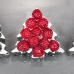 These individual Christmas Tree Cheesecakes are so much fun. A wonderful dessert recipe for any Christmas dinner party. Try making them with the kids. Yum! | theyumyumclub.com