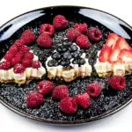 These individual Christmas Tree Cheesecakes are so much fun. A wonderful dessert recipe for any Christmas dinner party. Try making them with the kids. Yum! | theyumyumclub.com