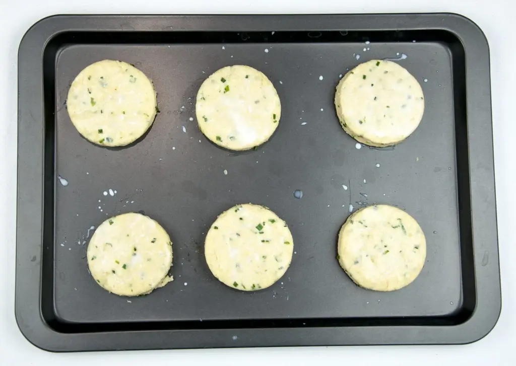 Cheese and chive scones. I love these savoury beauties. Serve with just a good helping of butter, or use as croutons with some wonderful warming soup. Yum! | theyumyumclub.com