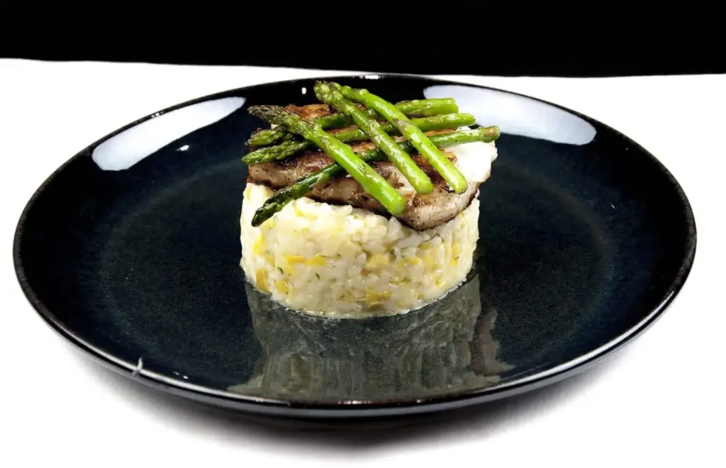 Pan-fried cod with leek risotto! What a seafood recipe. Such a tasty dish & very versatile. Use any seafood with the risotto. Look at the scallops here! Yum! | theyumyumclub