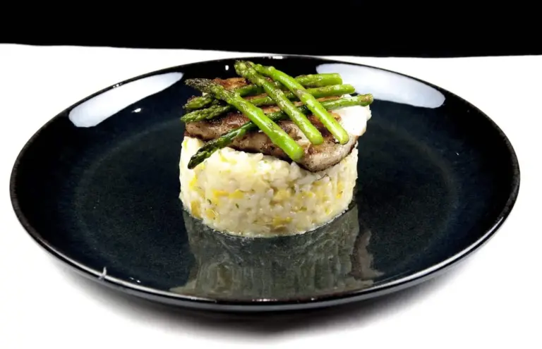 Pan-fried cod with leek risotto! What a seafood recipe. Such a tasty dish & very veratile. I used cod but use any seafood with this risotto. Yum! | theyumyumclub