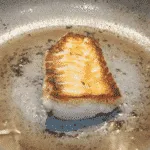 Pan-fried cod with leek risotto! What a seafood recipe. Such a tasty dish & very versatile. Use any seafood with the risotto. Look at the scallops here! Yum! | theyumyumclub