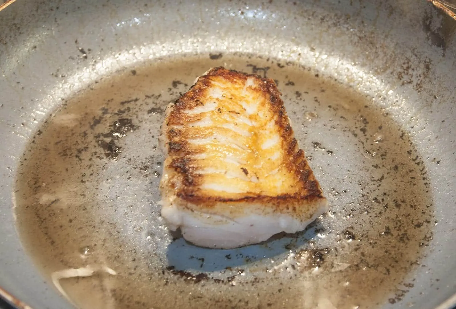 Pan-fried cod with leek risotto! What a seafood recipe. Such a tasty dish & very versatile. Use any seafood with the risotto. Look at the scallops here! Yum! | theyumyumclub