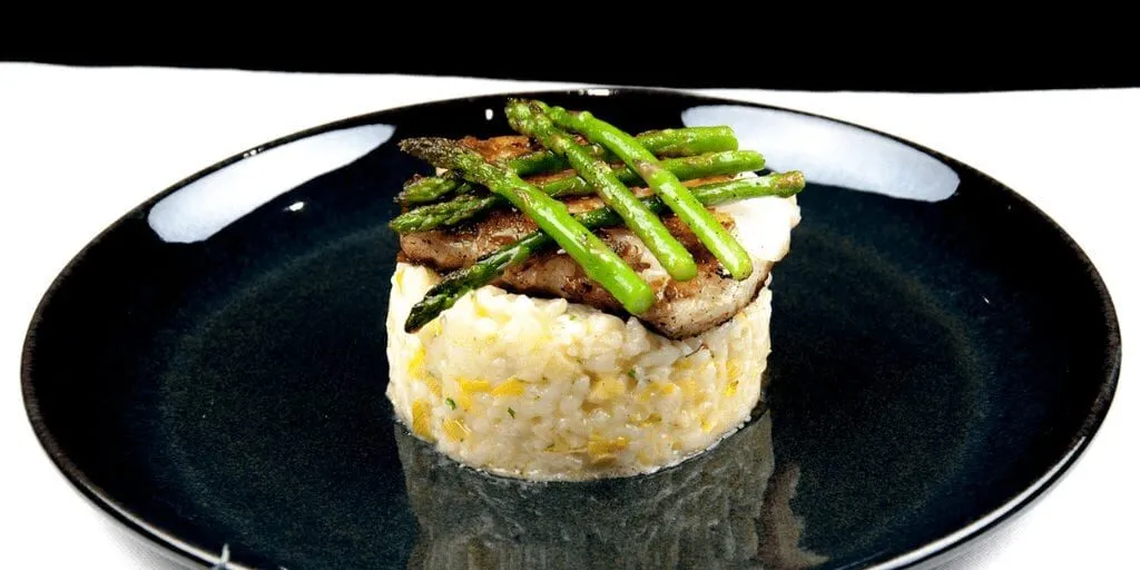 Pan-fried cod with leek risotto! What a seafood recipe. Such a tasty dish & very versatile. Use any seafood with the risotto. Look at the scallops here! Yum! | theyumyumclub