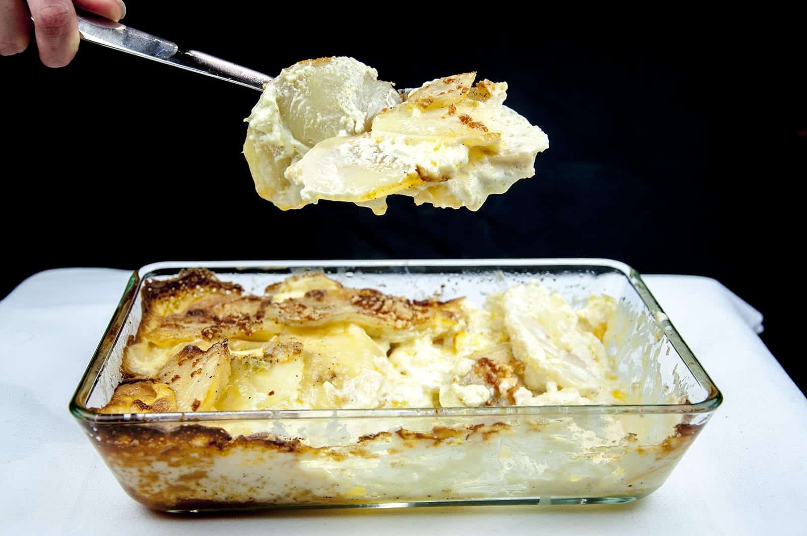Ever wondered how to make Cheesy Dauphinoise Potatoes? Or Gratin Dauphinoise as the French say!! :) Well, with only 4 ingredients this is a fantastic, simple and tasty potato side dish great to accompany any meat. Yum! | theyumyumclub