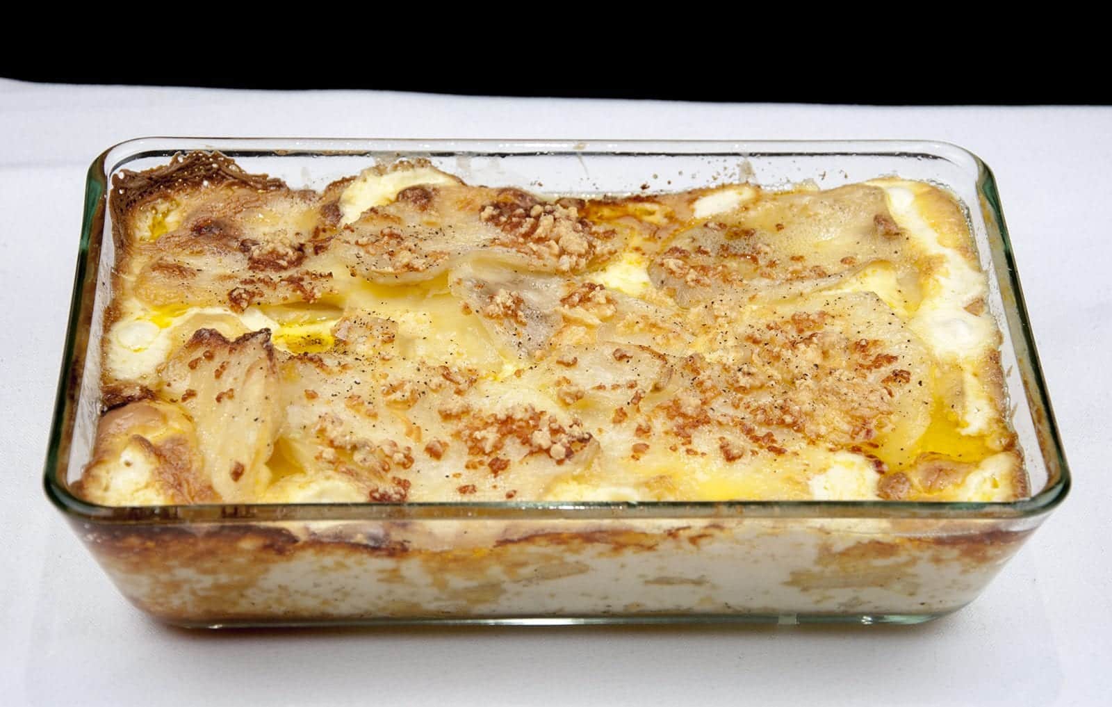 EEver wondered how to make Cheesy Dauphinoise Potatoes? Or Gratin Dauphinoise as the French say!! :) Well, with only 4 ingredients this is a fantastic, simple and tasty potato side dish great to accompany any meat. Yum! | theyumyumclub