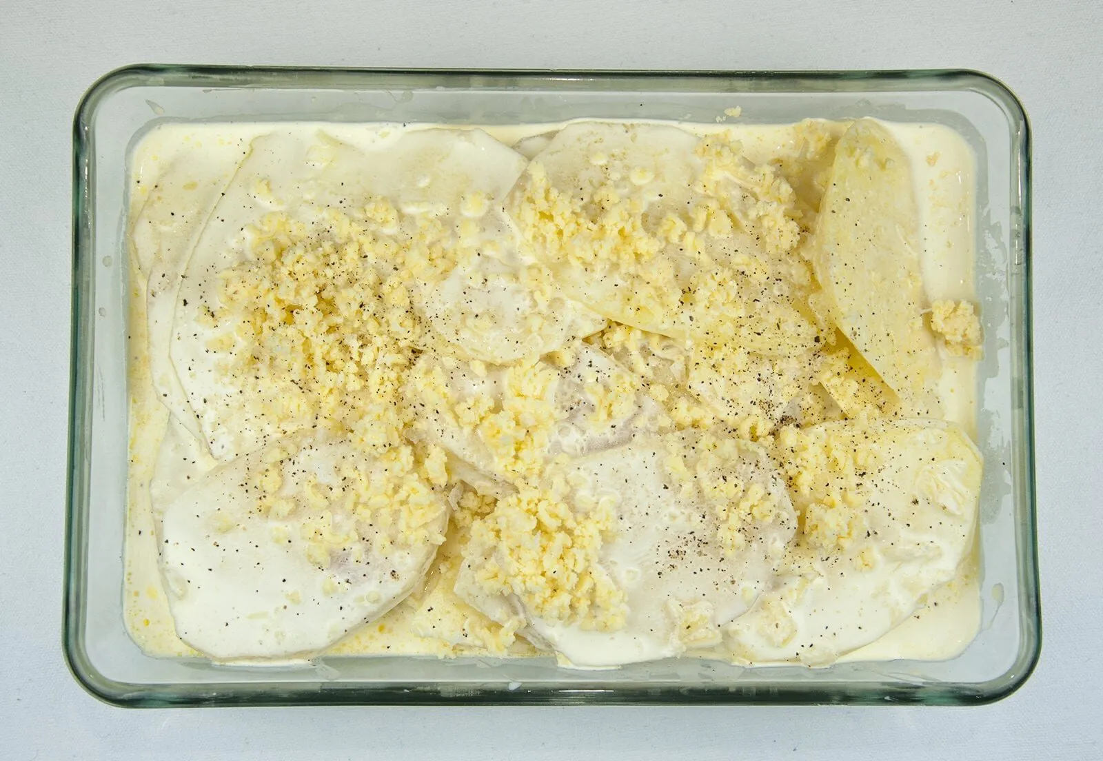 Ever wondered how to make Cheesy Dauphinoise Potatoes? Or Gratin Dauphinoise as the French say!! :) Well, with only 4 ingredients this is a fantastic, simple and tasty potato side dish great to accompany any meat. Yum! | theyumyumclub