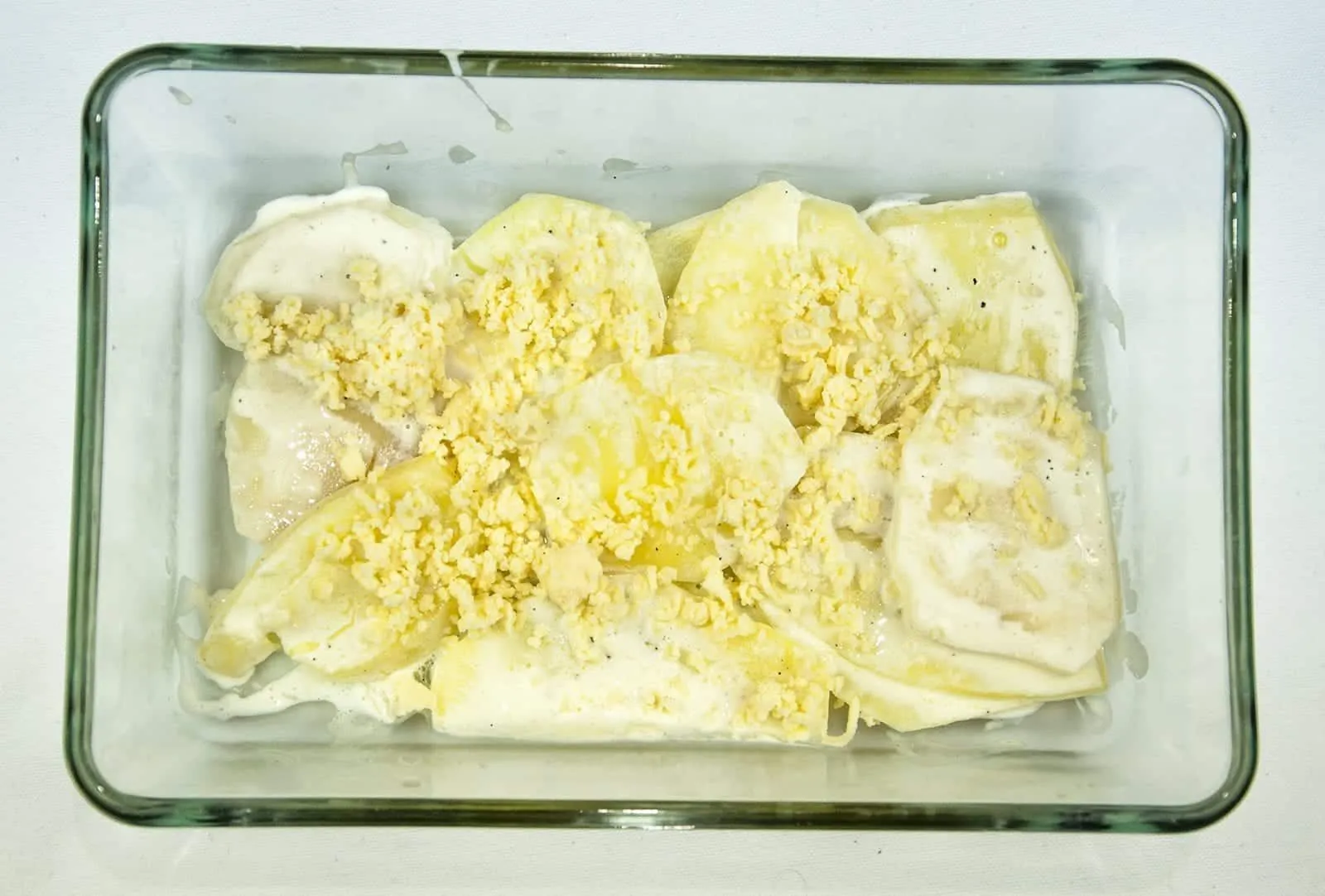 Ever wondered how to make Cheesy Dauphinoise Potatoes? Or Gratin Dauphinoise as the French say!! :) Well, with only 4 ingredients this is a fantastic, simple and tasty potato side dish great to accompany any meat. Yum! | theyumyumclub