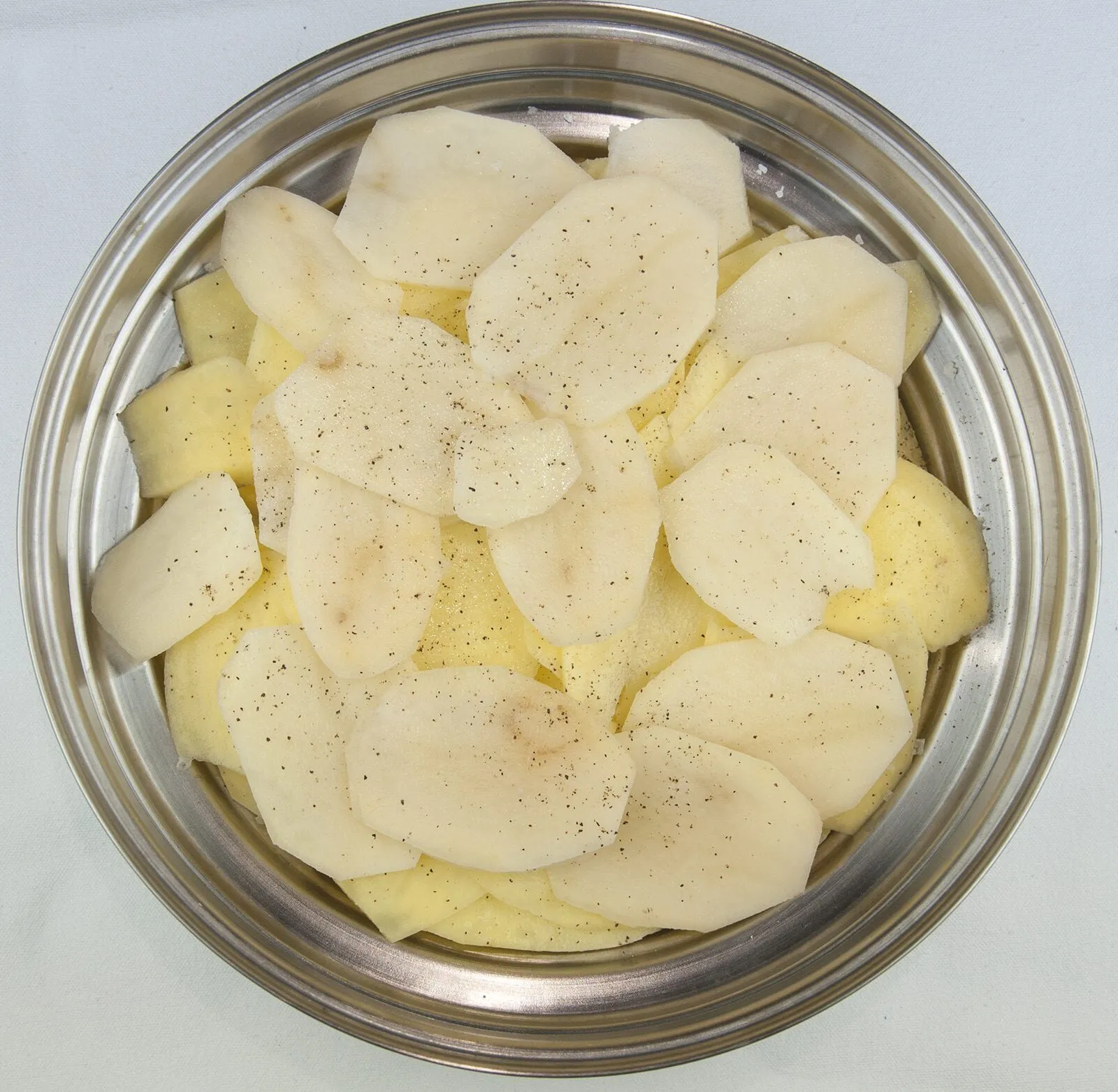 Ever wondered how to make Cheesy Dauphinoise Potatoes? Or Gratin Dauphinoise as the French say!! :) Well, with only 4 ingredients this is a fantastic, simple and tasty potato side dish great to accompany any meat. Yum! | theyumyumclub