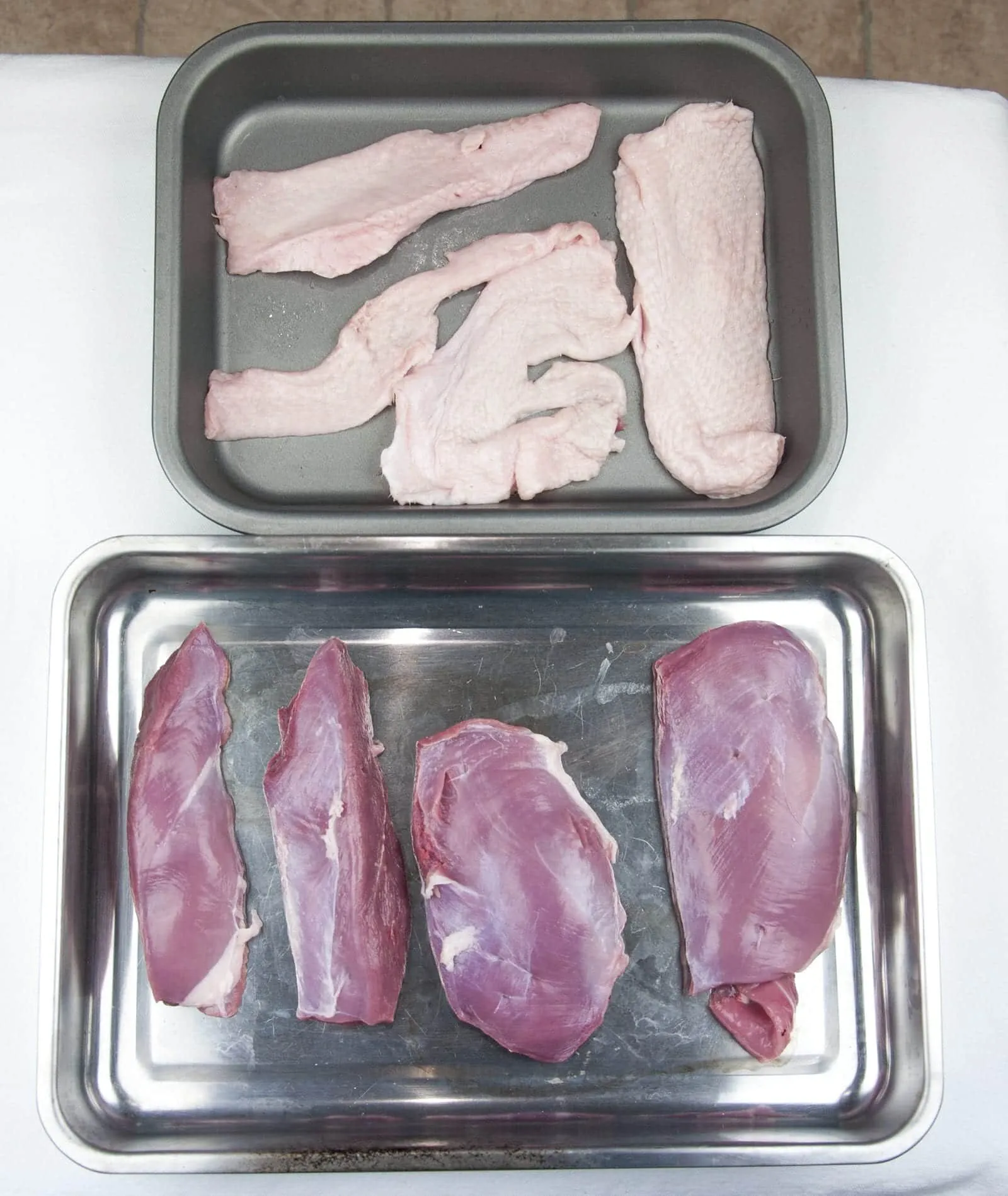 Duck, pork, cranberry and pistachio terrine. A wonderful recipe for your Christmas table. Very festive and a great appetiser before the turkey. Learn how to make this irresistible rustic farmhouse terrine. Yum Yum!! | theyumyumclub.com