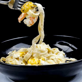 Classic smoked haddock and prawn tagliatelle. What a stunning seafood recipe. The smokiness of the poached haddock sauce. Fantastic, and healthy too. Yum! | theyumyumclub.com