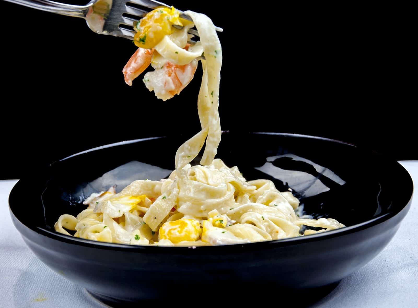 Classic smoked haddock and prawn tagliatelle. What a stunning seafood recipe. The smokiness of the poached haddock sauce. Fantastic, and healthy too. Yum! | theyumyumclub.com