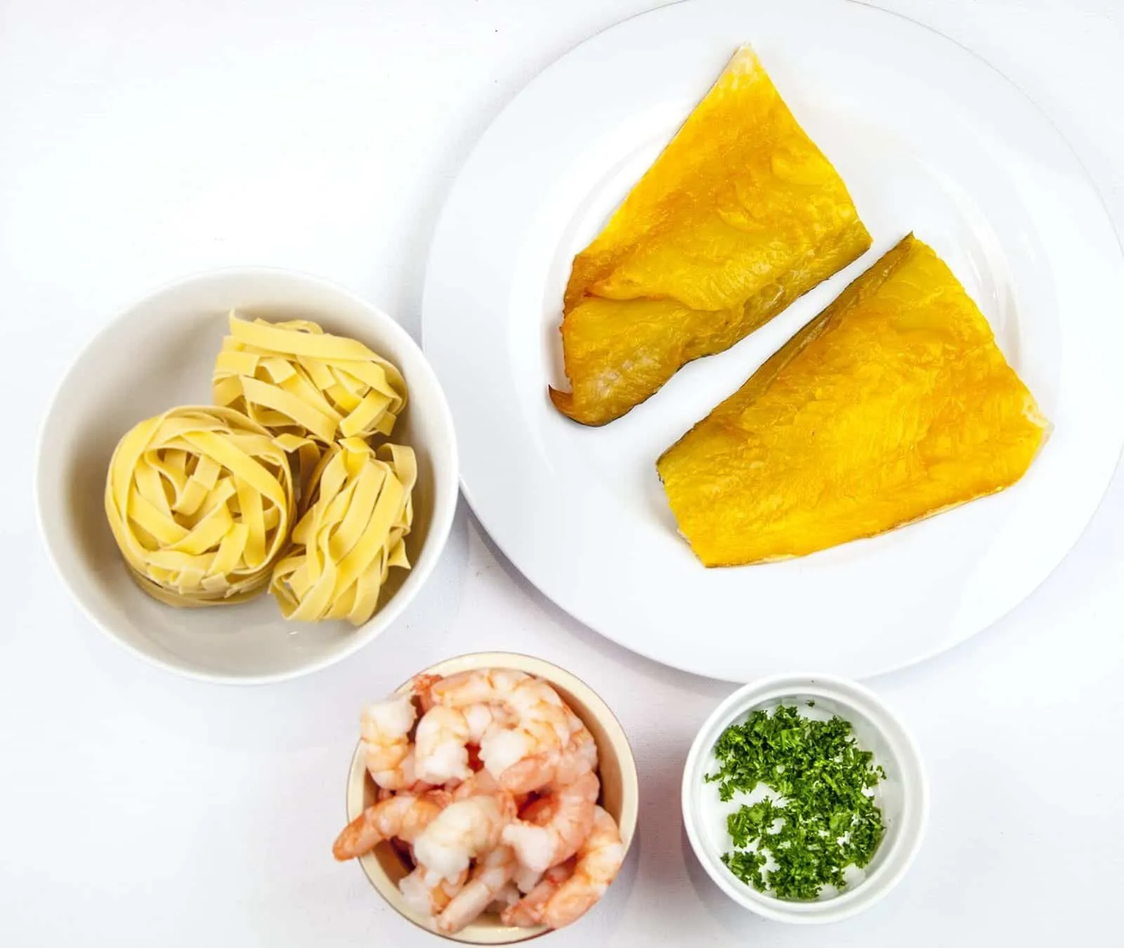 Classic smoked haddock and prawn tagliatelle. What a stunning seafood recipe. The smokiness of the poached haddock sauce. Fantastic, and healthy too. Yum! | theyumyumclub.com