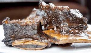 Look at this wonderful and tender slow-cooked braised short rib. Mouthwatering right? It takes some time to cook but hardly any time to prepare. Make it in the morning and go enjoy the rest of your day. It will be ready waiting for you as dinner time rolls along! Yum! | theyumyumclub.com
