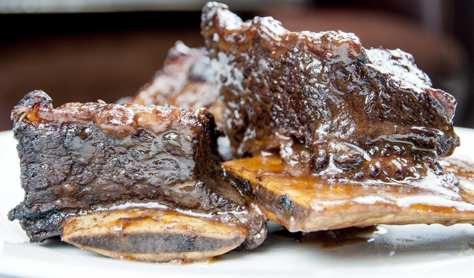 Look at this wonderful and tender slow-cooked braised short rib. Mouthwatering right? It takes some time to cook but hardly any time to prepare. Make it in the morning and go enjoy the rest of your day. It will be ready waiting for you as dinner time rolls along! Yum! | theyumyumclub.com