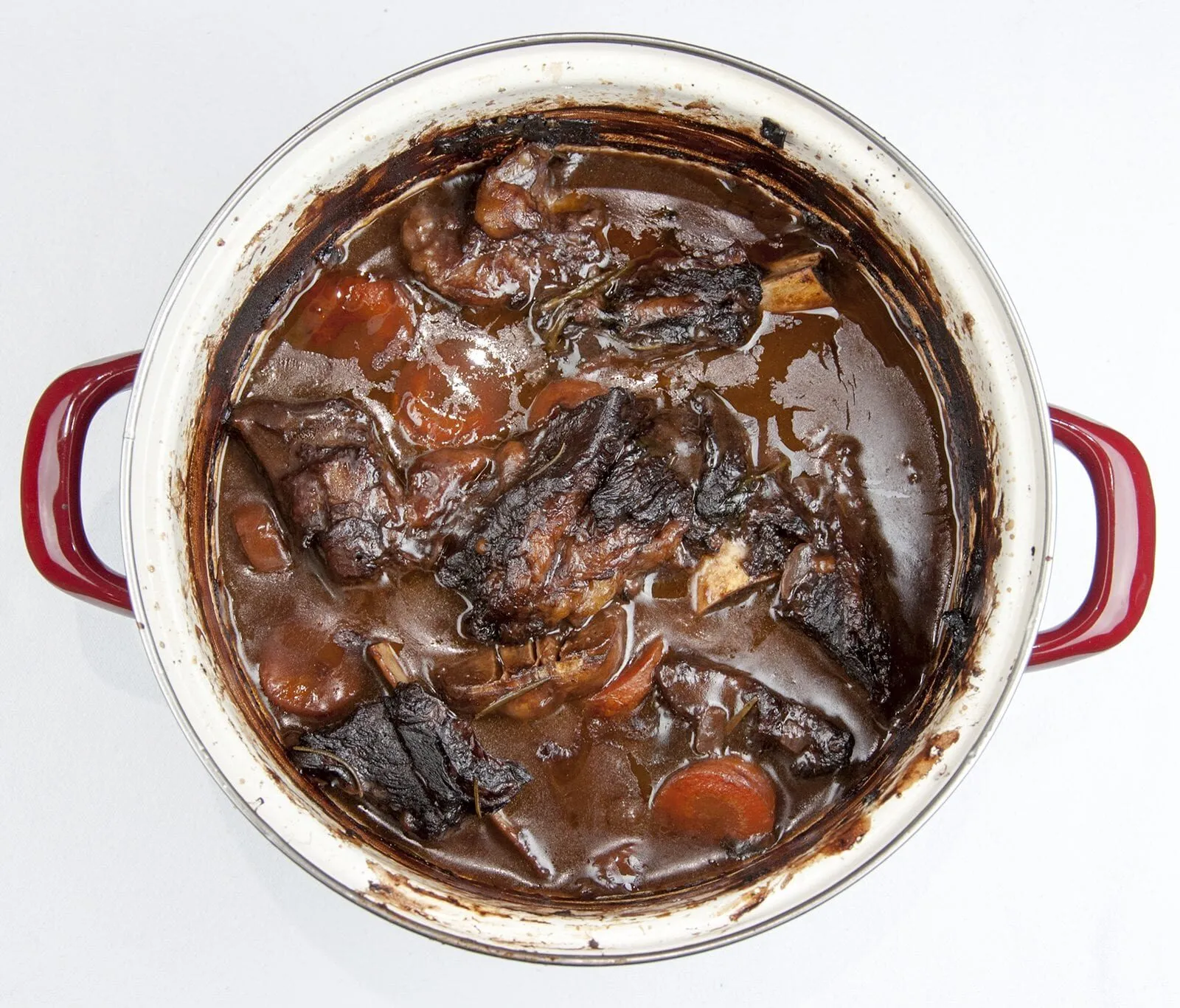 Look at this wonderful and tender slow-cooked braised short rib. Mouthwatering right? It takes some time to cook but hardly any time to prepare. Make it in the morning and go enjoy the rest of your day. It will be ready waiting for you as dinner time rolls along! Yum! | theyumyumclub.com