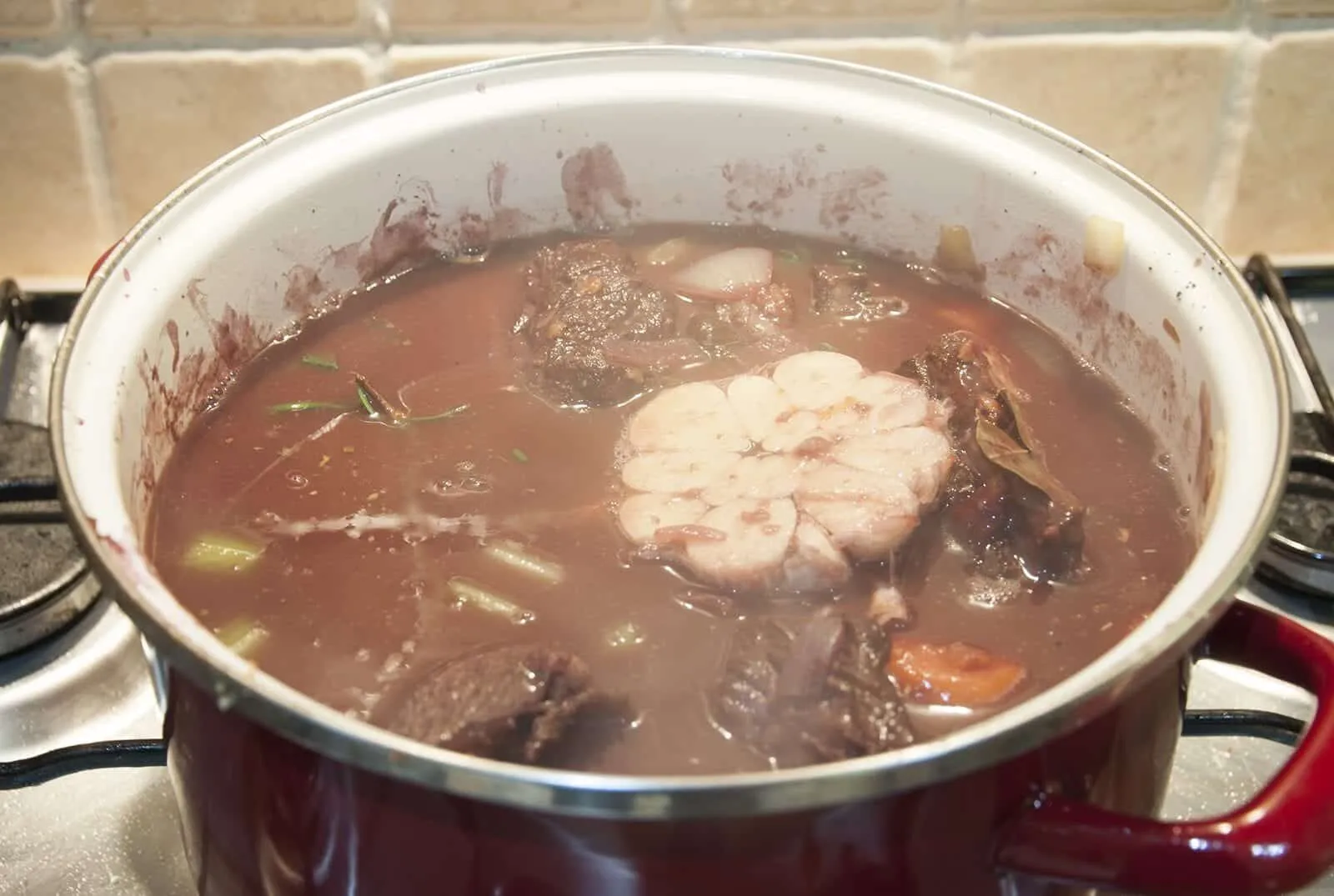 Look at this wonderful and tender slow-cooked braised short rib. Mouthwatering right? It takes some time to cook but hardly any time to prepare. Make it in the morning and go enjoy the rest of your day. It will be ready waiting for you as dinner time rolls along! Yum! | theyumyumclub.com