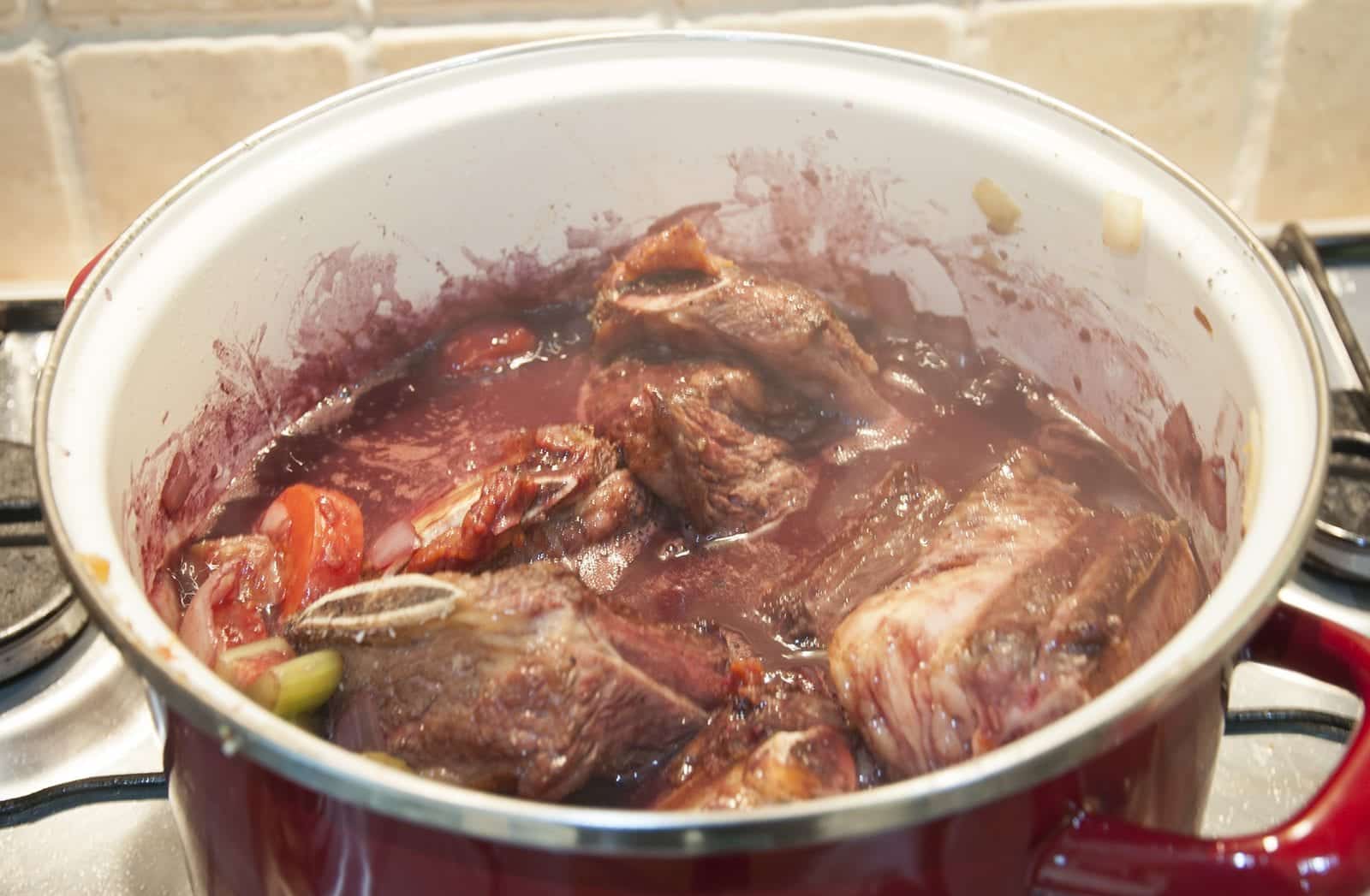 Look at this wonderful and tender slow-cooked braised short rib. Mouthwatering right? It takes some time to cook but hardly any time to prepare. Make it in the morning and go enjoy the rest of your day. It will be ready waiting for you as dinner time rolls along! Yum! | theyumyumclub.com
