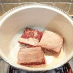 Look at this wonderful and tender slow-cooked braised short rib. Mouthwatering right? It takes some time to cook but hardly any time to prepare. Make it in the morning and go enjoy the rest of your day. It will be ready waiting for you as dinner time rolls along! Yum! | theyumyumclub.com