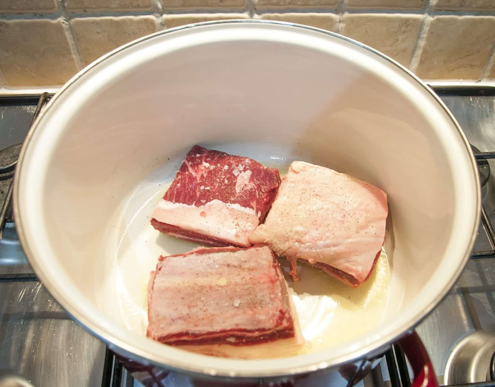 Look at this wonderful and tender slow-cooked braised short rib. Mouthwatering right? It takes some time to cook but hardly any time to prepare. Make it in the morning and go enjoy the rest of your day. It will be ready waiting for you as dinner time rolls along! Yum! | theyumyumclub.com