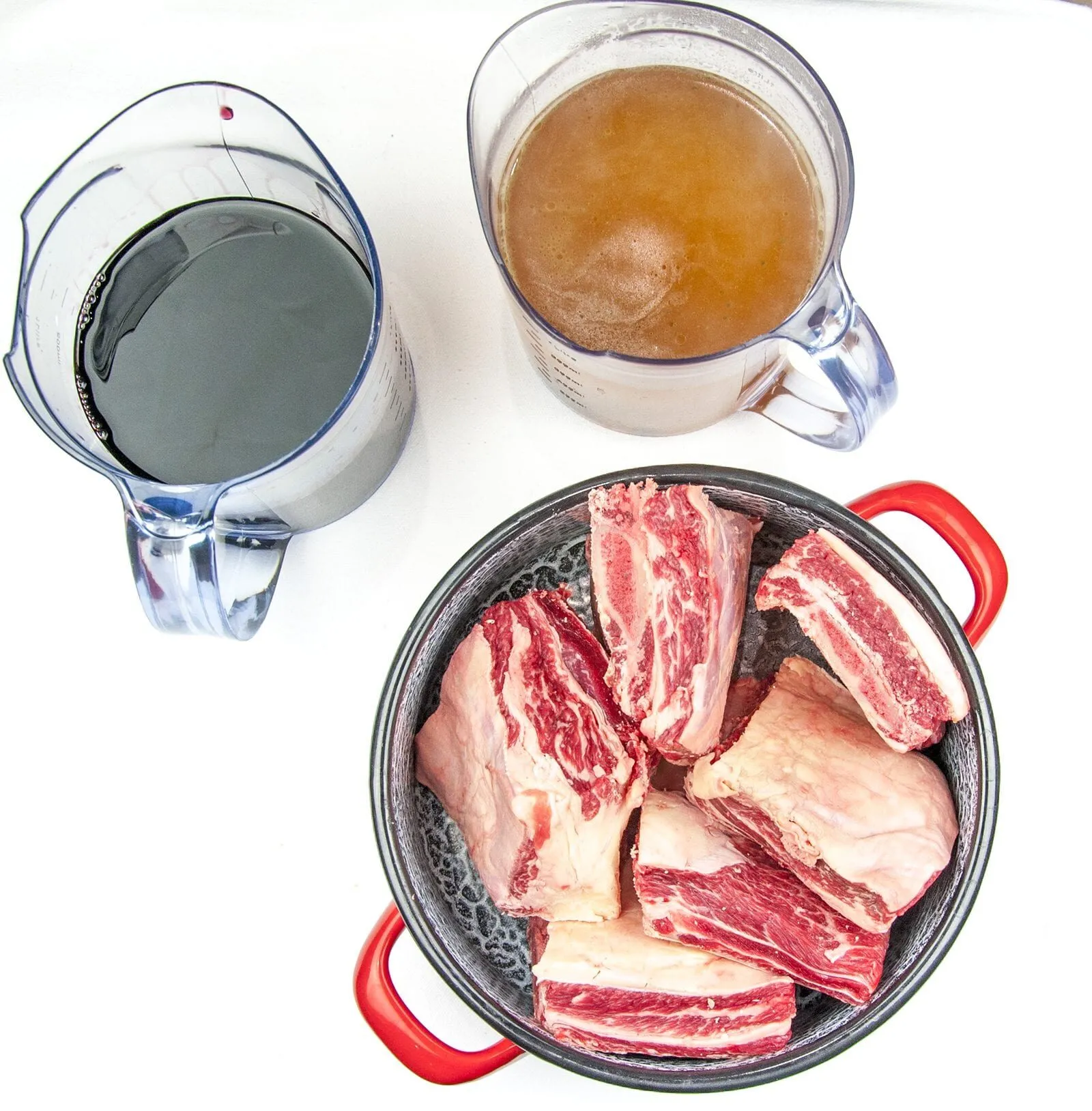 Look at this wonderful and tender slow-cooked braised short rib. Mouthwatering right? It takes some time to cook but hardly any time to prepare. Make it in the morning and go enjoy the rest of your day. It will be ready waiting for you as dinner time rolls along! Yum! | theyumyumclub.com