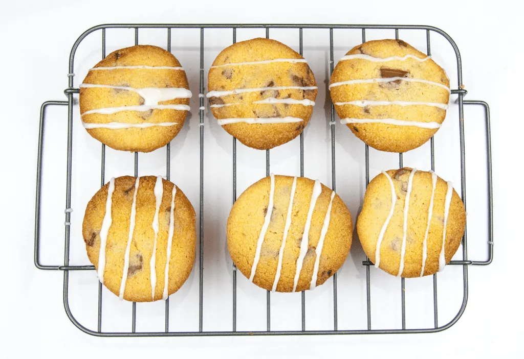 Struggling for a Secret Santa gift? Don't worry. I have it all sorted with these wonderful & easy Secret Santa Christmas Cookies. Easy to make & a great gift. | theyumyumclub.com