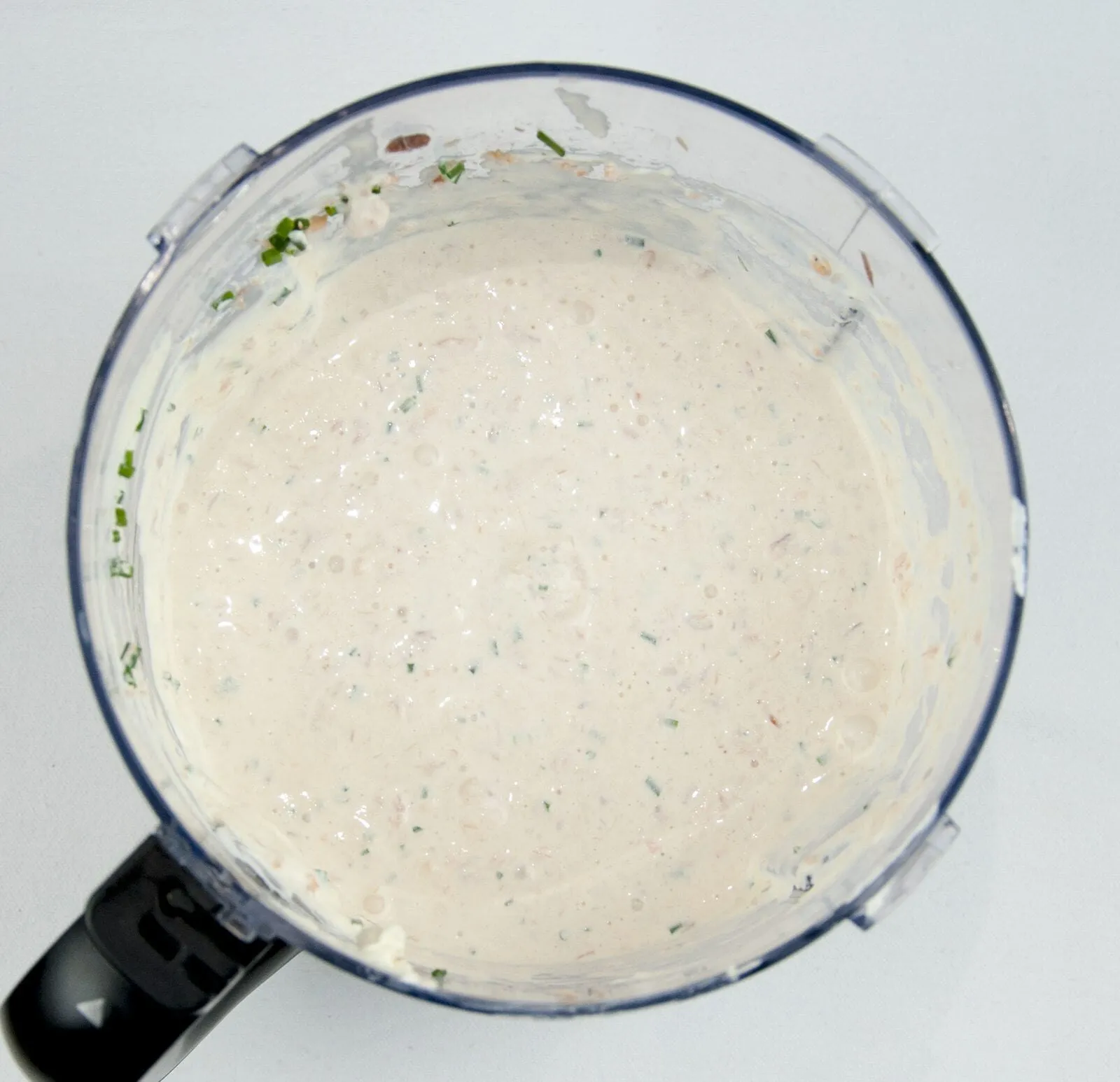 Just look at this individual smoked salmon terrine. I love this recipe. So tasty and a dish that will impress your friends at any dinner party. Hot and cold smoked salmon, cream cheese with chives, and even topped with a little caviar. Yum! | theyumyumclub.com