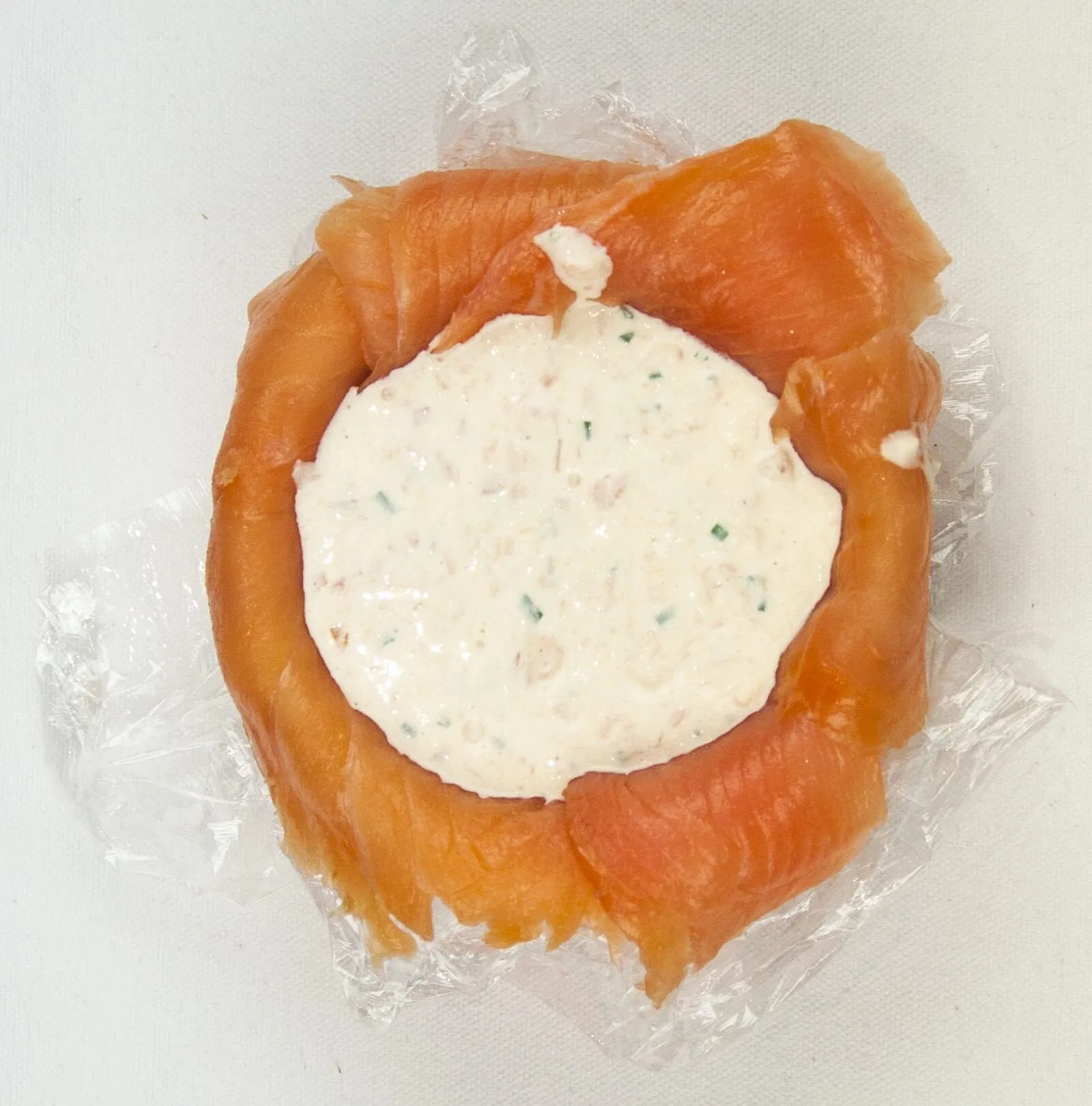 Just look at this individual smoked salmon terrine. I love this recipe. So tasty and a dish that will impress your friends at any dinner party. Hot and cold smoked salmon, cream cheese with chives, and even topped with a little caviar. Yum! | theyumyumclub.com