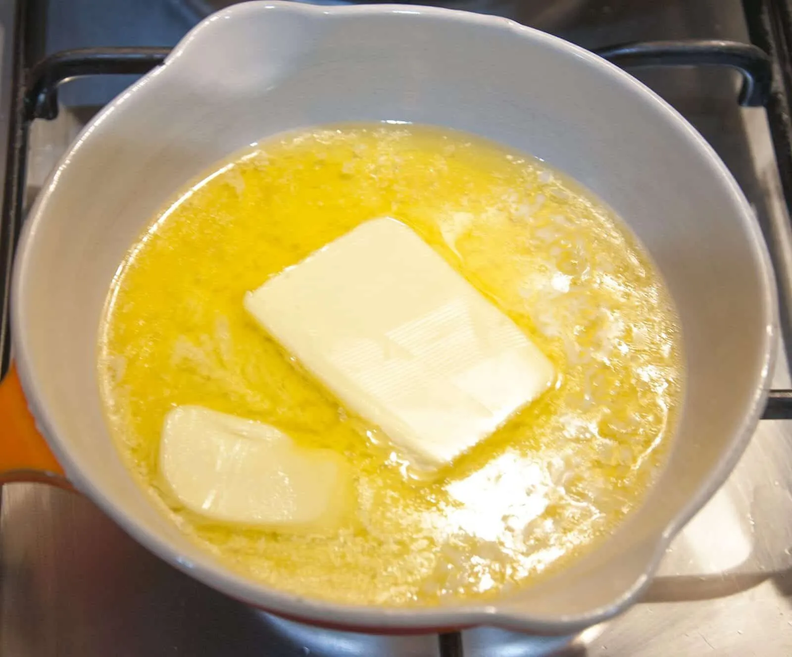 Pan-fried scallops with leek risotto! What a seafood recipe. Such a tasty dish & very versatile. Use any seafood with the risotto. Look at the cod here! Yum! | theyumyumclub