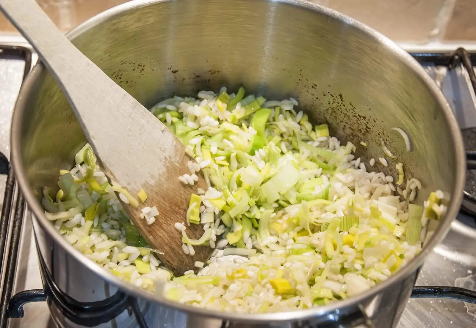 Pan-fried scallops with leek risotto! What a seafood recipe. Such a tasty dish & very versatile. Use any seafood with the risotto. Look at the cod here! Yum! | theyumyumclub