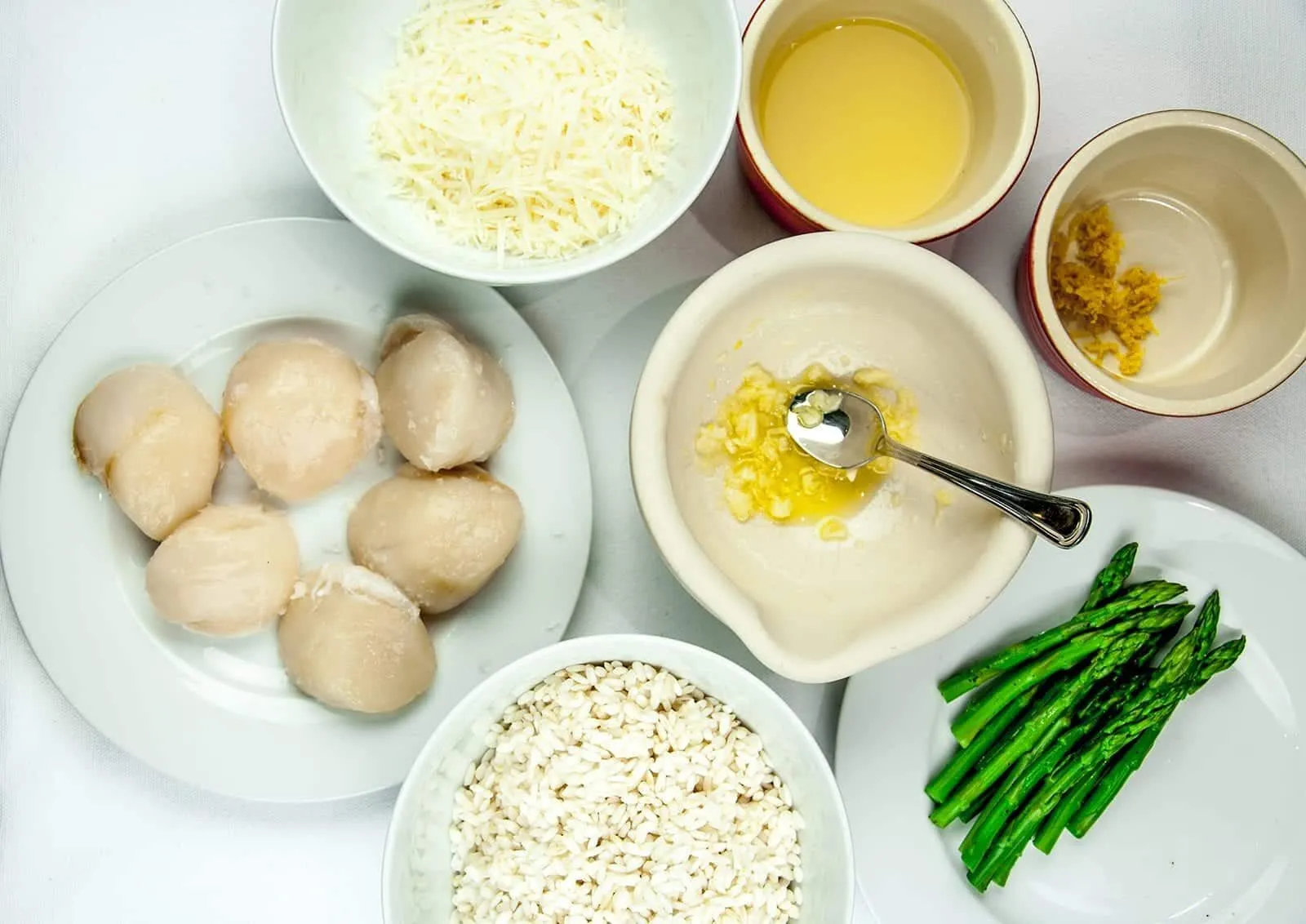 Pan-fried scallops with leek risotto! What a seafood recipe. Such a tasty dish & very versatile. Use any seafood with the risotto. Look at the cod here! Yum! | theyumyumclub