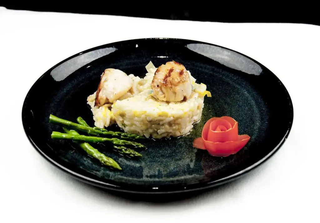 Pan-fried scallops with leek risotto! What a seafood recipe. Such a tasty dish & very versatile. Use any seafood with the risotto. Look at the cod here! Yum! | theyumyumclub