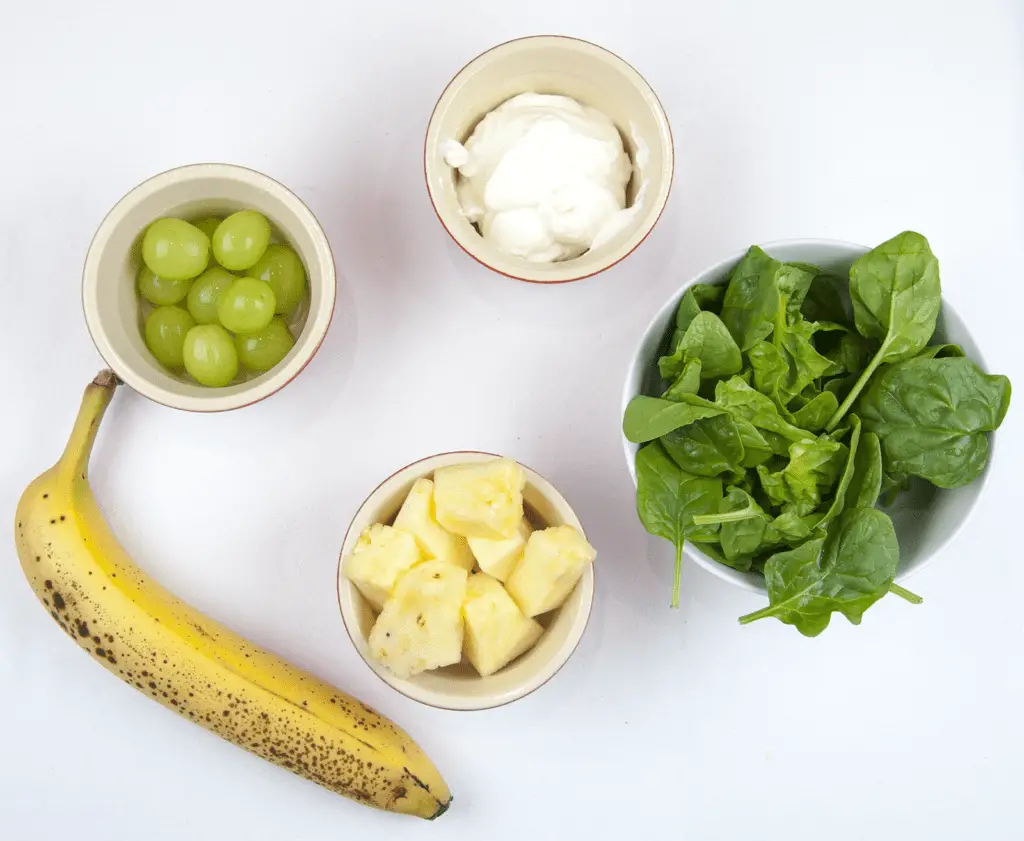 A healthy smoothie to start the day. What more do you want? Just 5 ingredients. Spinach, grapes, banana, pineapple and yoghurt. Yum!!