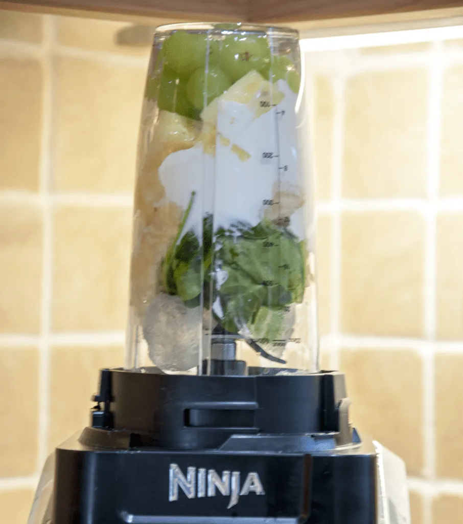 A healthy smoothie to start the day. What more do you want? Just 5 ingredients. Spinach, grapes, banana, pineapple and yoghurt. Yum!!
