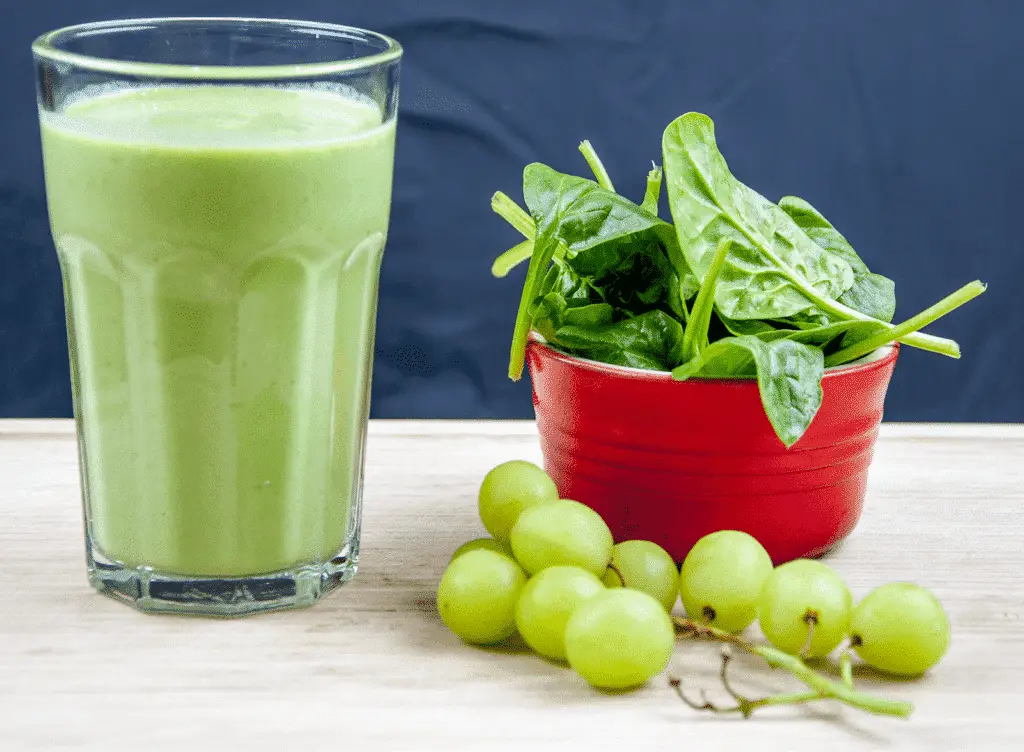 A healthy smoothie to start the day. What more do you want? Just 5 ingredients. Spinach, grapes, banana, pineapple and yoghurt. Yum!!