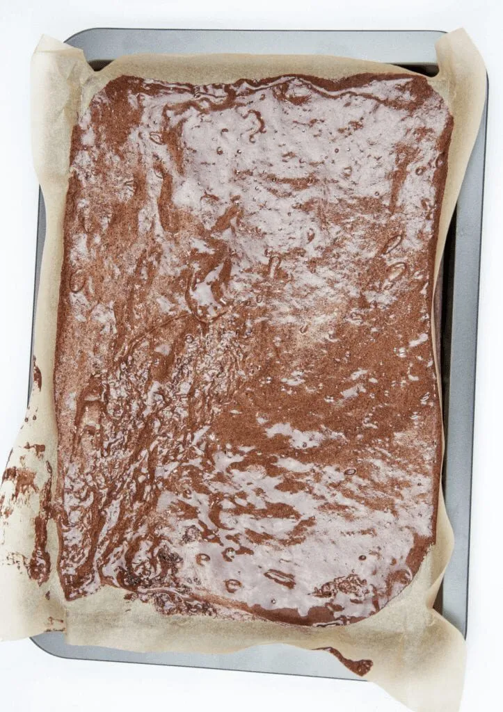 Christmas is here and it's time to start baking. How about a Yule Log? Festive chocolate bliss & the kids can help! I'll show you how with this easy recipe. | theyumyumclub.com