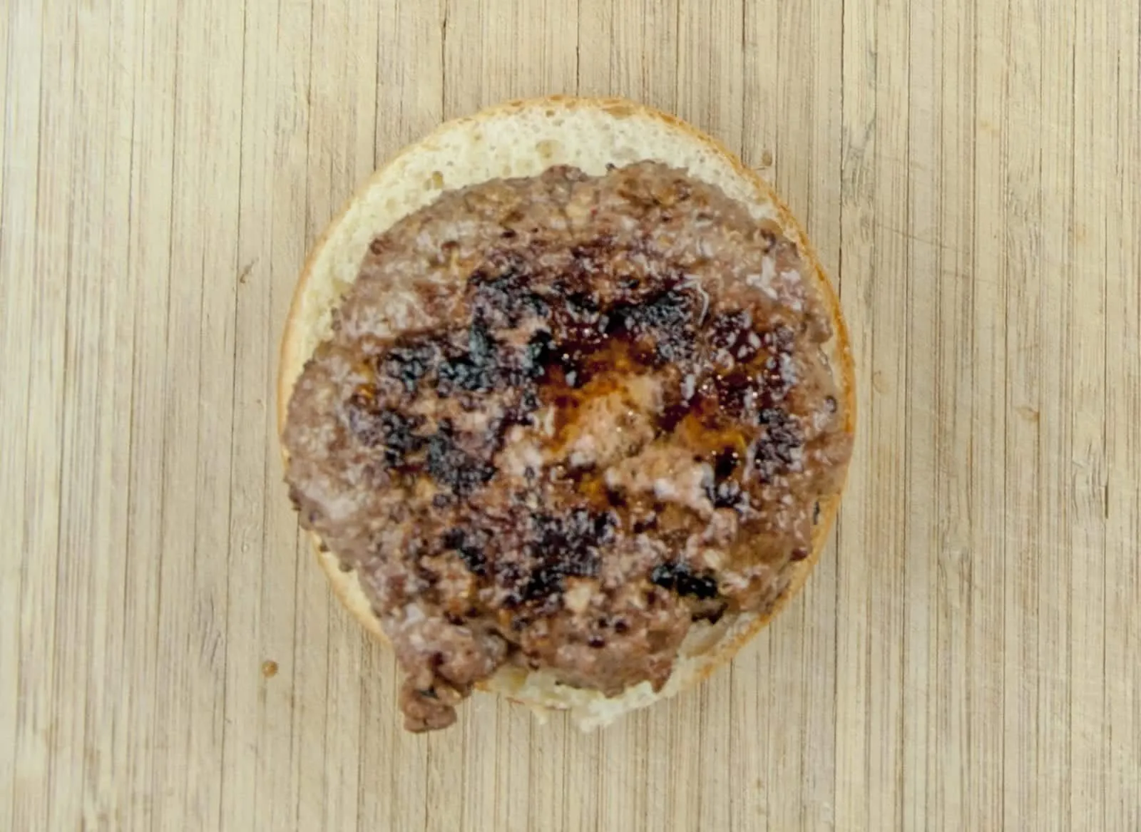 Lamb burgers are a great alternative to the traditional beef burger, and far tastier. Make them at home in no time. Try in a brioche bun with tzatziki. Yum! | theyumyumclub.com