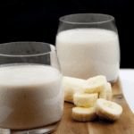 Banana and cinnamon smoothie to start the day. Just 4 ingredients. Banana, vanilla yoghurt, honey and cinnamon. And only 159 calories! Yum! | theyumyumclub.com