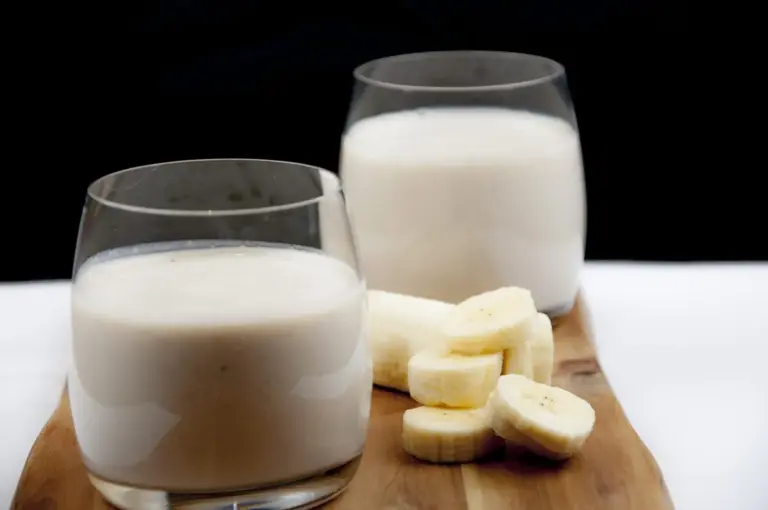 Banana and cinnamon smoothie to start the day. Just 4 ingredients. Banana, vanilla yoghurt, honey and cinnamon. And only 159 calories! Yum! | theyumyumclub.com