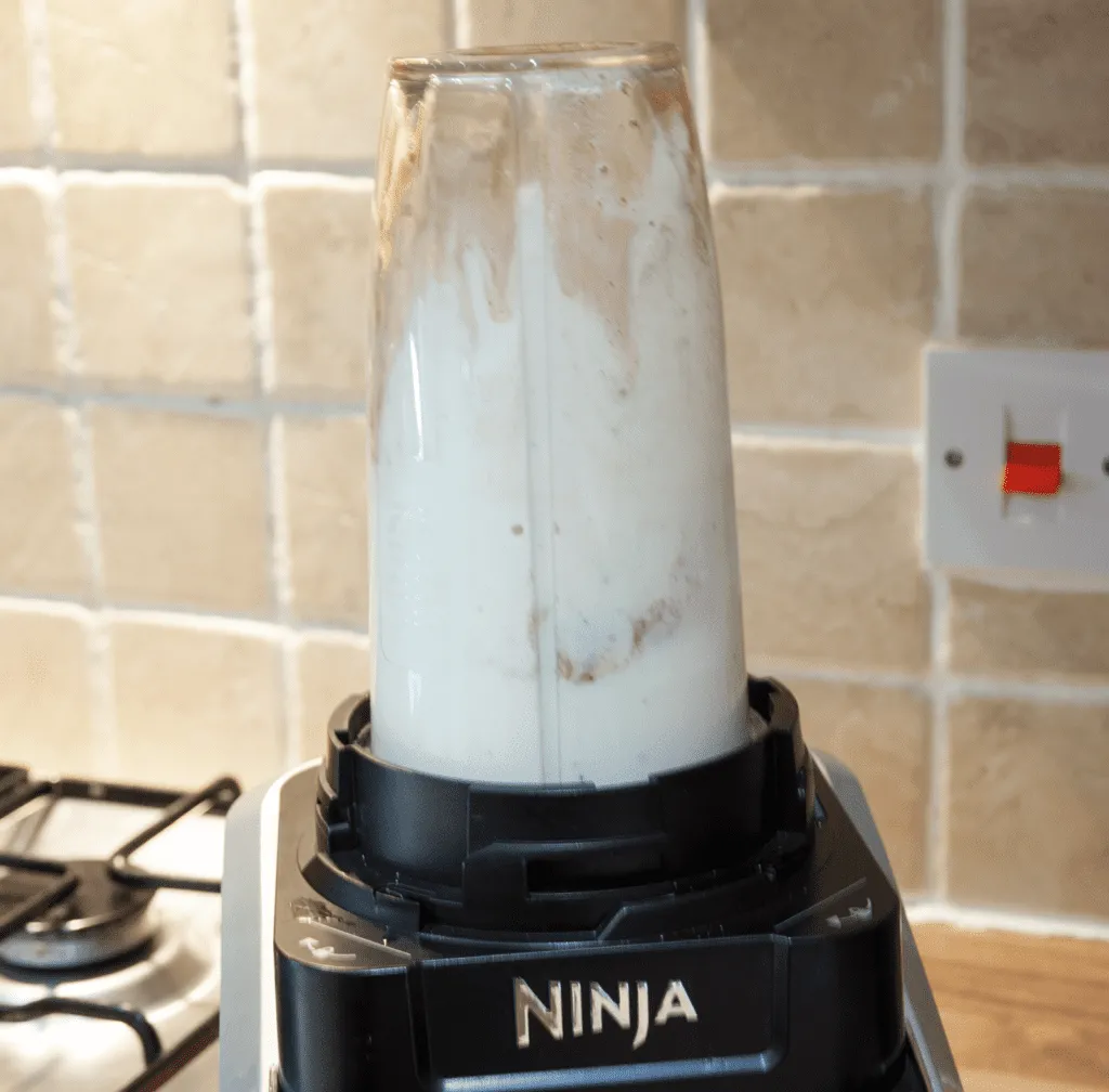 Banana and cinnamon smoothie to start the day. Just 4 ingredients. Banana, vanilla yoghurt, honey and cinnamon. And only 159 calories! Yum! | theyumyumclub.com