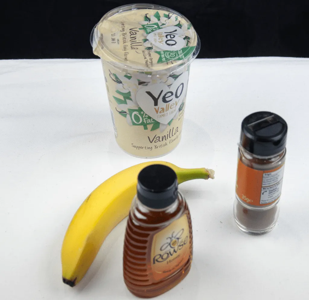 Banana and cinnamon smoothie to start the day. Just 4 ingredients. Banana, vanilla yoghurt, honey and cinnamon. And only 159 calories! Yum! | theyumyumclub.com
