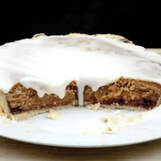 Have a savoury palate but still love puddings? Try this alternative to traditional marzipan Bakewell tart. The great taste of peanut butter, in a tart! Yum! | theyumyumclub.com
