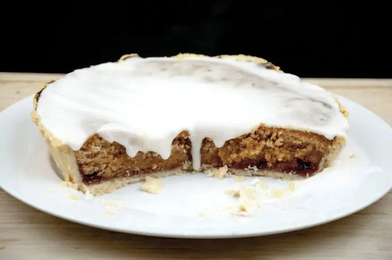 Have a savoury palate but still love puddings? Try this alternative to traditional marzipan Bakewell tart. The great taste of peanut butter, in a tart! Yum! | theyumyumclub.com