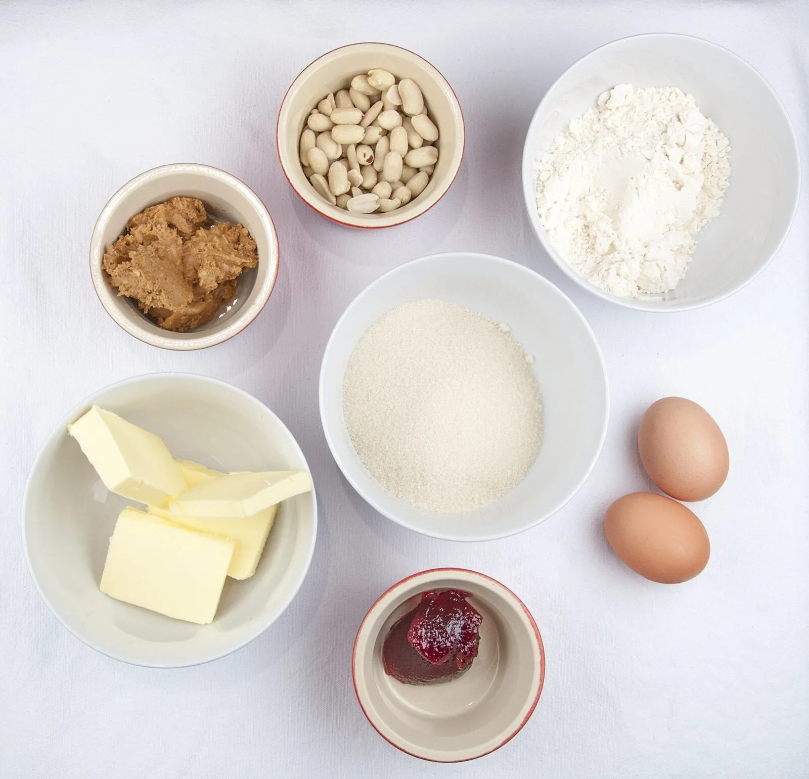 Have a savoury palate but still love puddings? Try this alternative to traditional marzipan Bakewell tart. The great taste of peanut butter, in a tart! Yum! | theyumyumclub.com