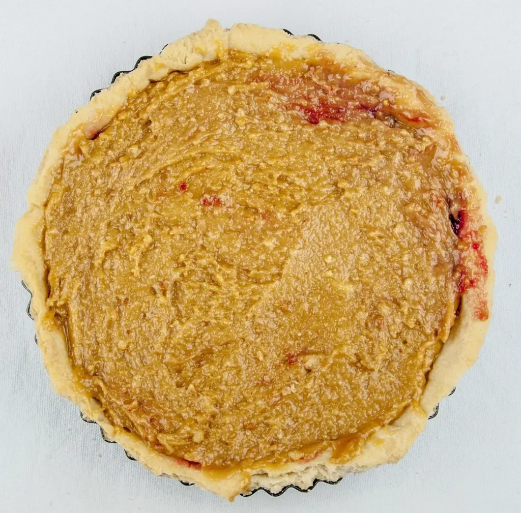 Have a savoury palate but still love puddings? Try this alternative to traditional marzipan Bakewell tart. The great taste of peanut butter, in a tart! Yum! | theyumyumclub.com