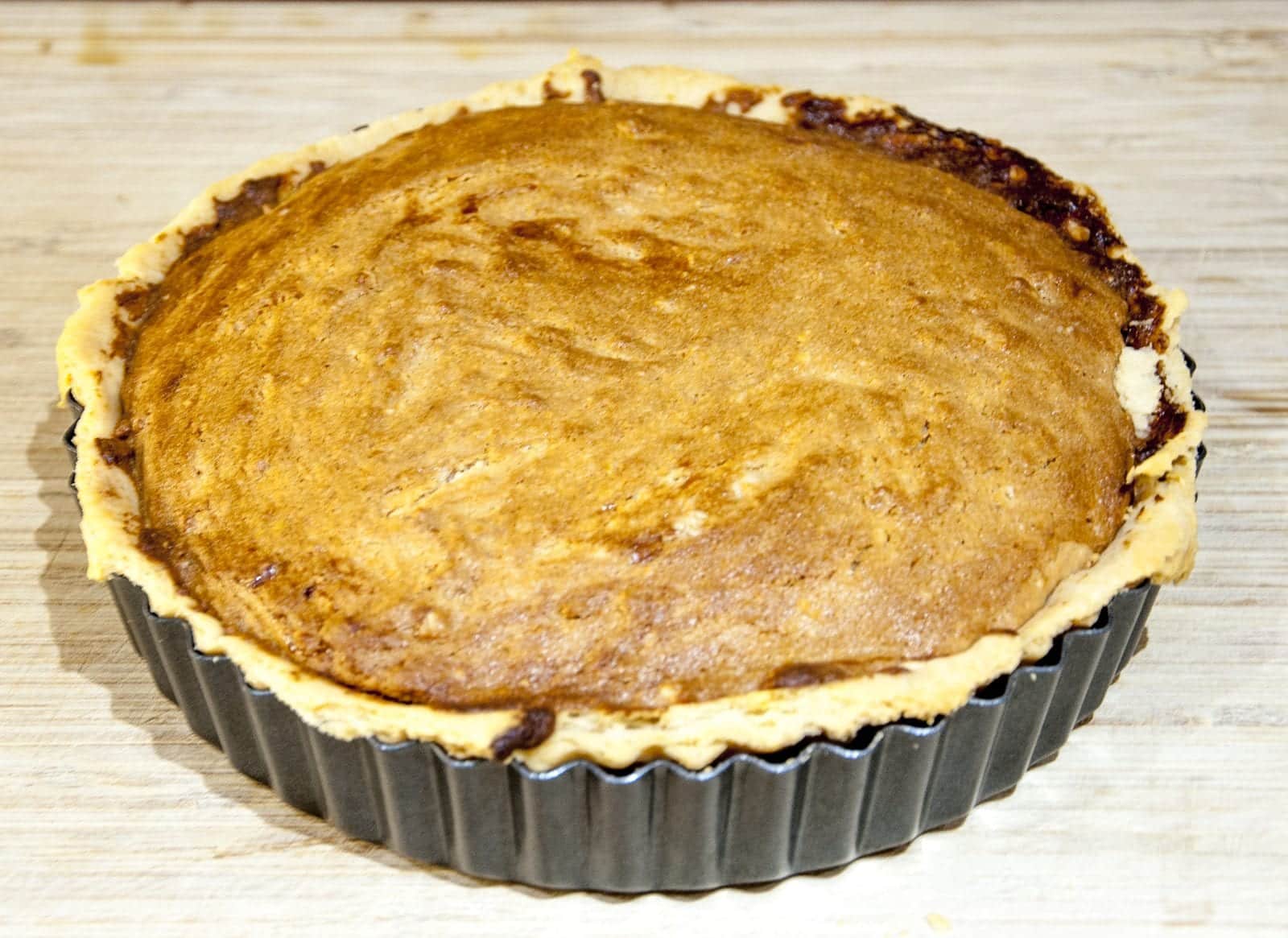 Have a savoury palate but still love puddings? Try this alternative to traditional marzipan Bakewell tart. The great taste of peanut butter, in a tart! Yum! | theyumyumclub.com