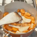 Carrot and coriander soup. A classic of a soup. Just 5 main ingredients! Carrot, coriander, potato, onion and vegetable stock. Suitable for vegetarians and vegans and only 156 calories per bowl! Yum! | theyumyumclub.com