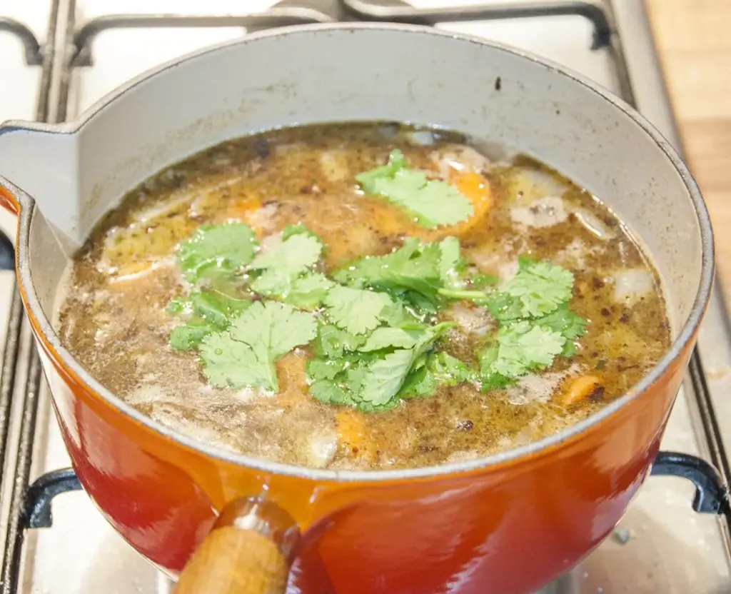 Carrot and coriander soup. A classic of a soup. Just 5 main ingredients! Carrot, coriander, potato, onion and vegetable stock. Suitable for vegetarians and vegans and only 156 calories per bowl! Yum! | theyumyumclub.com
