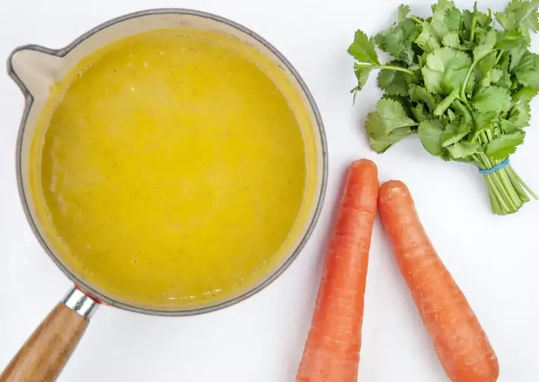 Carrot and coriander soup. A classic of a soup. Just 5 main ingredients! Carrot, coriander, potato, onion and vegetable stock. Suitable for vegetarians and vegans and only 156 calories per bowl! Yum! | theyumyumclub.com